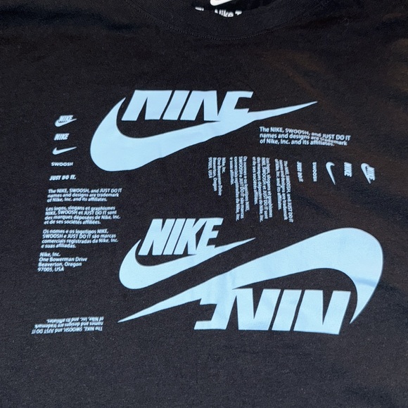 Size medium, black and baby blue nike shirt - Picture 2 of 3